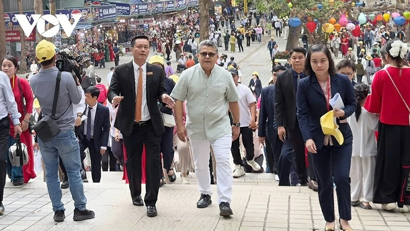Nearly 400 diplomatic delegates enjoy spring at Huong Pagoda Nearly 400 diplomatic delegates enjoy spring at Huong Pagoda