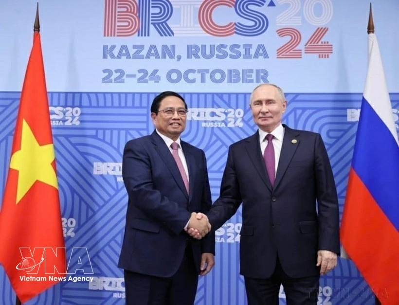 Prime Minister Pham Minh Chinh (L) and Russian President Vladimir Putin, Chair of BRICS in 2024, meets on October 24, 2024, on the sidelines of the expanded BRICS Leaders’ Summit in Kazan. (Photo: VNA)