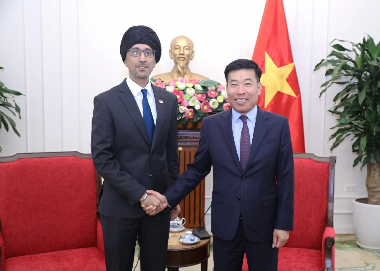 Party Central Committee Member, Deputy Foreign Minister Nguyen Manh Cuong receives Singapore Ambassador