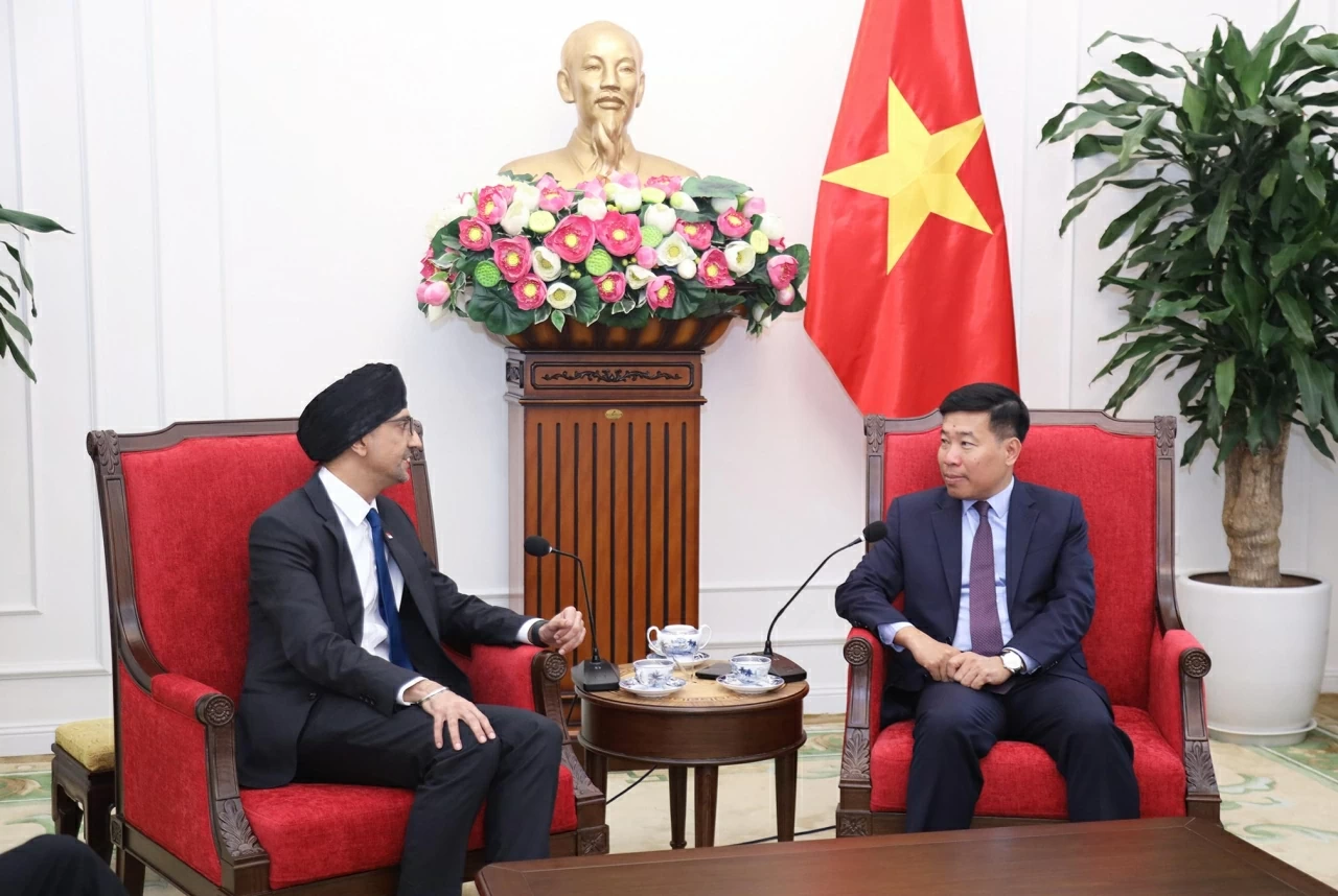 Party Central Committee Member, Deputy Foreign Minister Nguyen Manh Cuong receives Singapore Ambassador