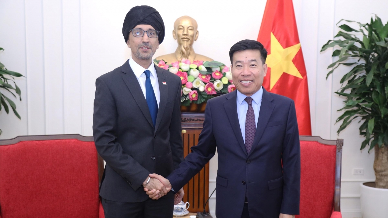 Party Central Committee Member, Deputy Foreign Minister Nguyen Manh Cuong receives Singapore Ambassador