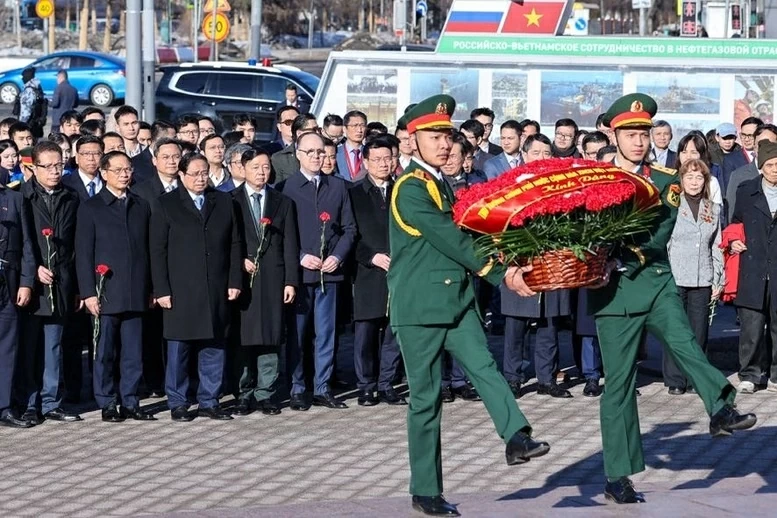 Prime Minister Pham Minh Chinh lays flowers at the Statue of President Ho Chi Minh and the Tomb of the Unknown Soldier in Moscow