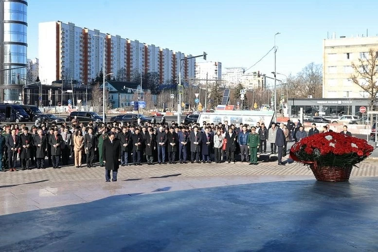 Prime Minister Pham Minh Chinh lays flowers at the Statue of President Ho Chi Minh and the Tomb of the Unknown Soldier in Moscow