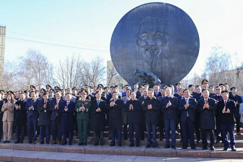 Prime Minister Pham Minh Chinh lays flowers at the Statue of President Ho Chi Minh and the Tomb of the Unknown Soldier in Moscow