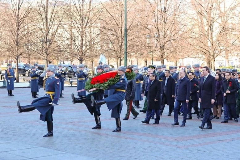 Prime Minister Pham Minh Chinh lays flowers at the Statue of President Ho Chi Minh and the Tomb of the Unknown Soldier in Moscow