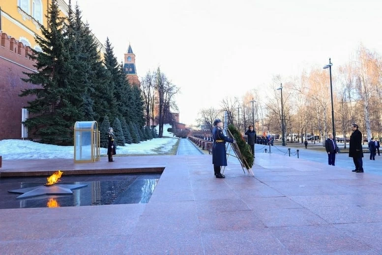 Prime Minister Pham Minh Chinh lays flowers at the Statue of President Ho Chi Minh and the Tomb of the Unknown Soldier in Moscow
