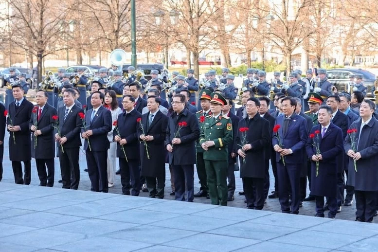 Prime Minister Pham Minh Chinh lays flowers at the Statue of President Ho Chi Minh and the Tomb of the Unknown Soldier in Moscow