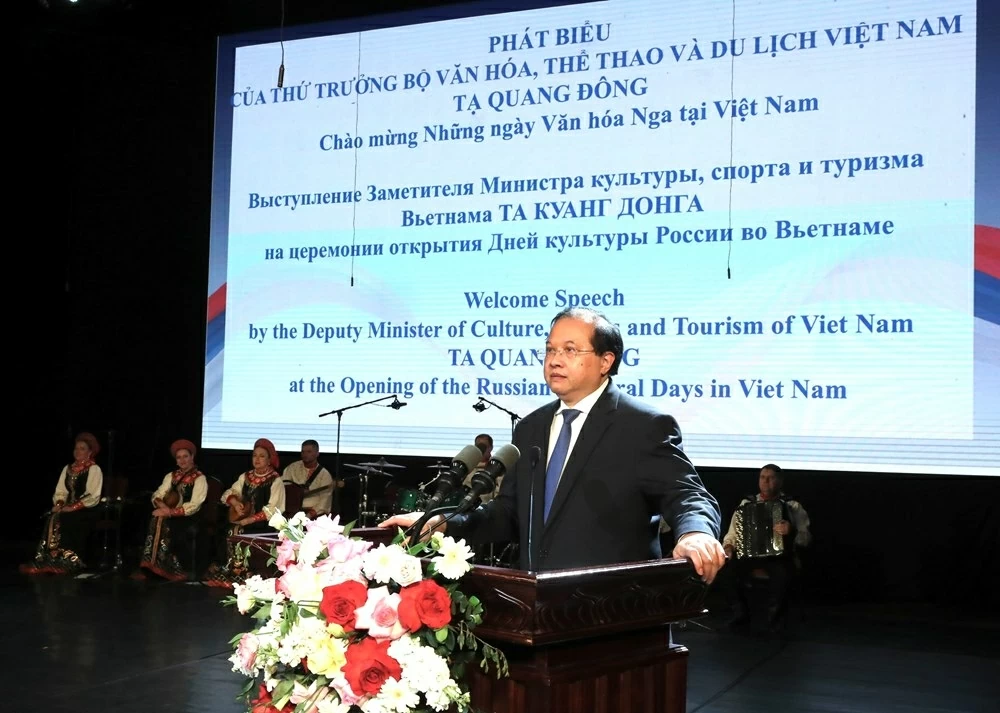 Hanoi opens Russian Cultural Days with performances by the Omsk Folk Choir