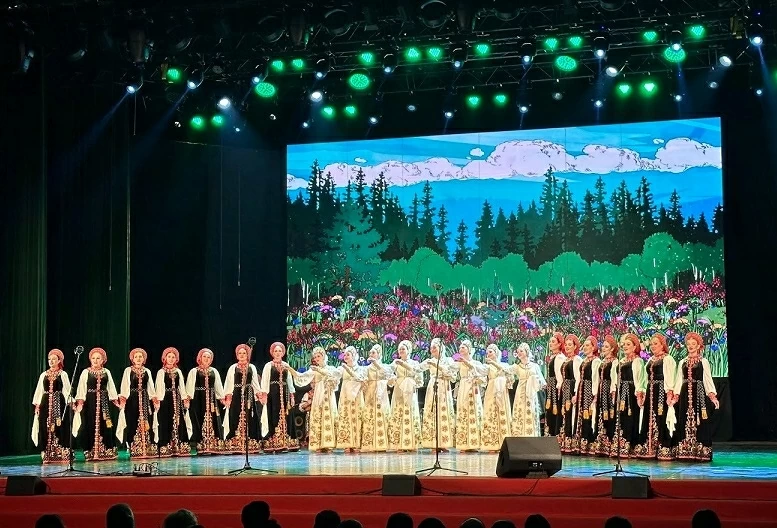 Hanoi opens Russian Cultural Days with performances by the Omsk Folk Choir