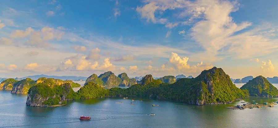Bai Tu Long Bay listed among Top 7 Wonders in Southeast Asia