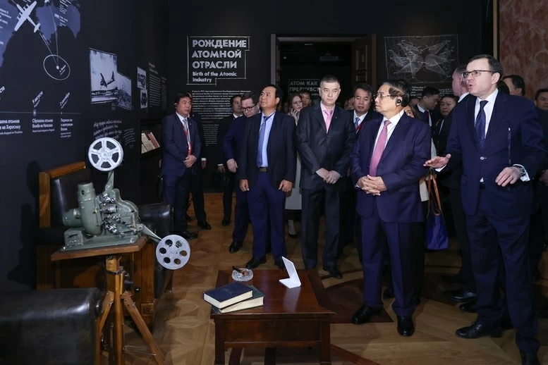 Prime Minister Pham Minh Chinh visits Russia's Atomic Energy Museum