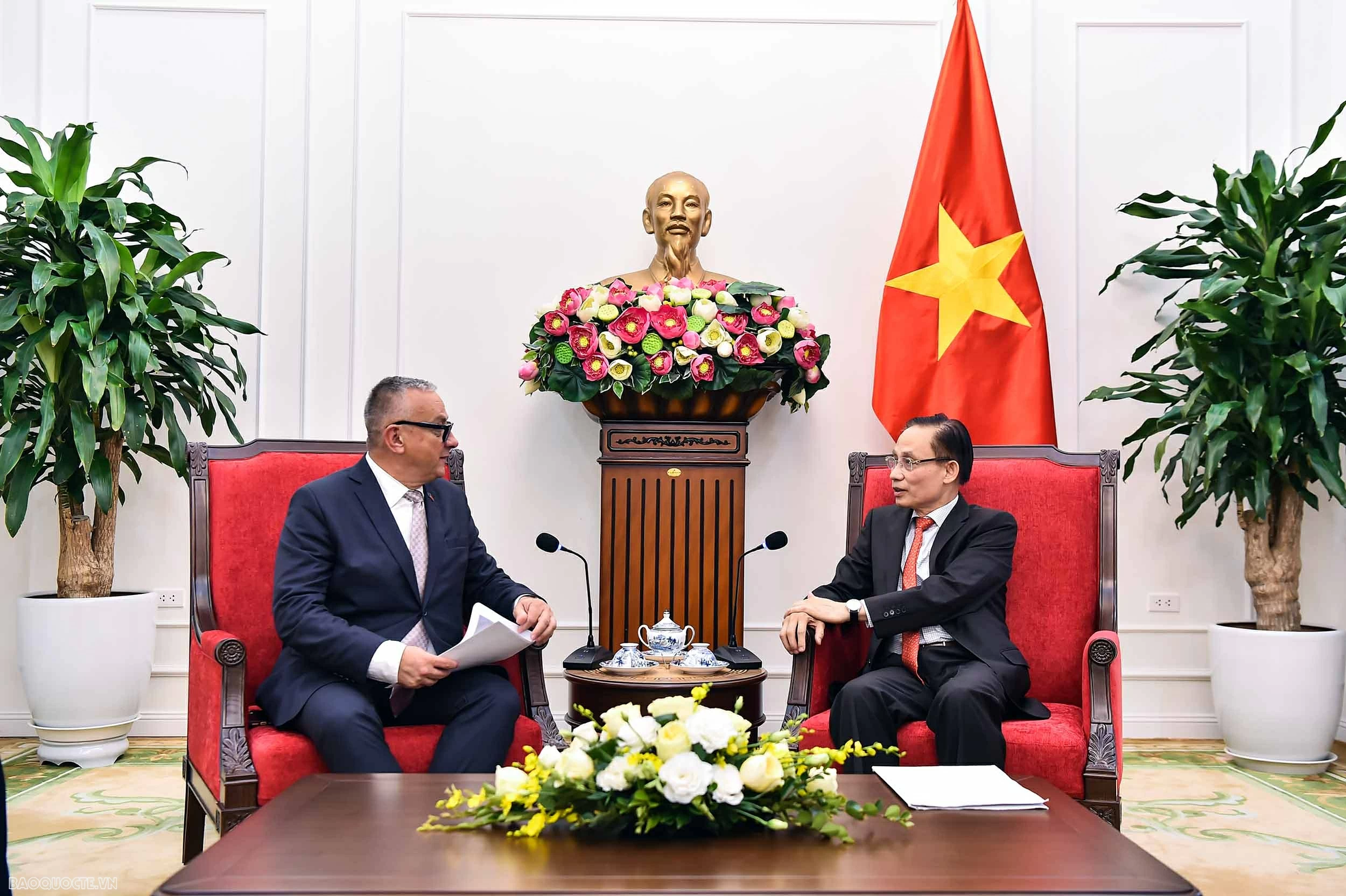 Politburo member, Foreign Minister Le Hoai Trung holds talks with EU Commissioner for International Partnerships Jozef Síkela