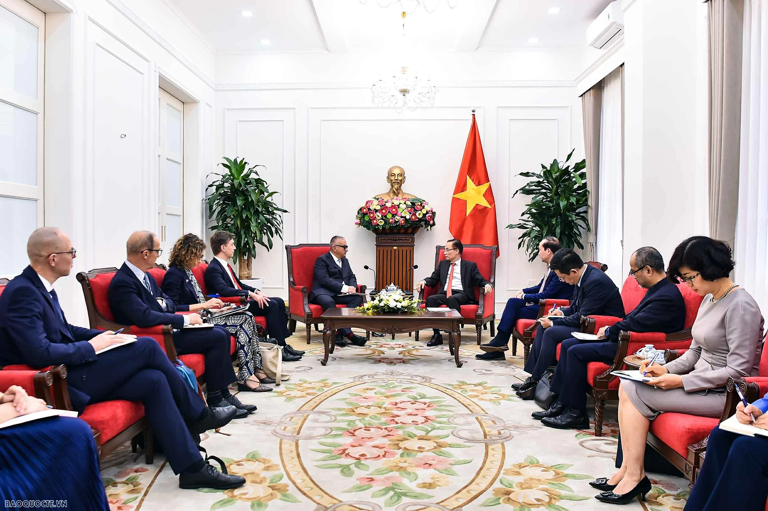 Politburo member, Foreign Minister Le Hoai Trung holds talks with EU Commissioner for International Partnerships Jozef Síkela