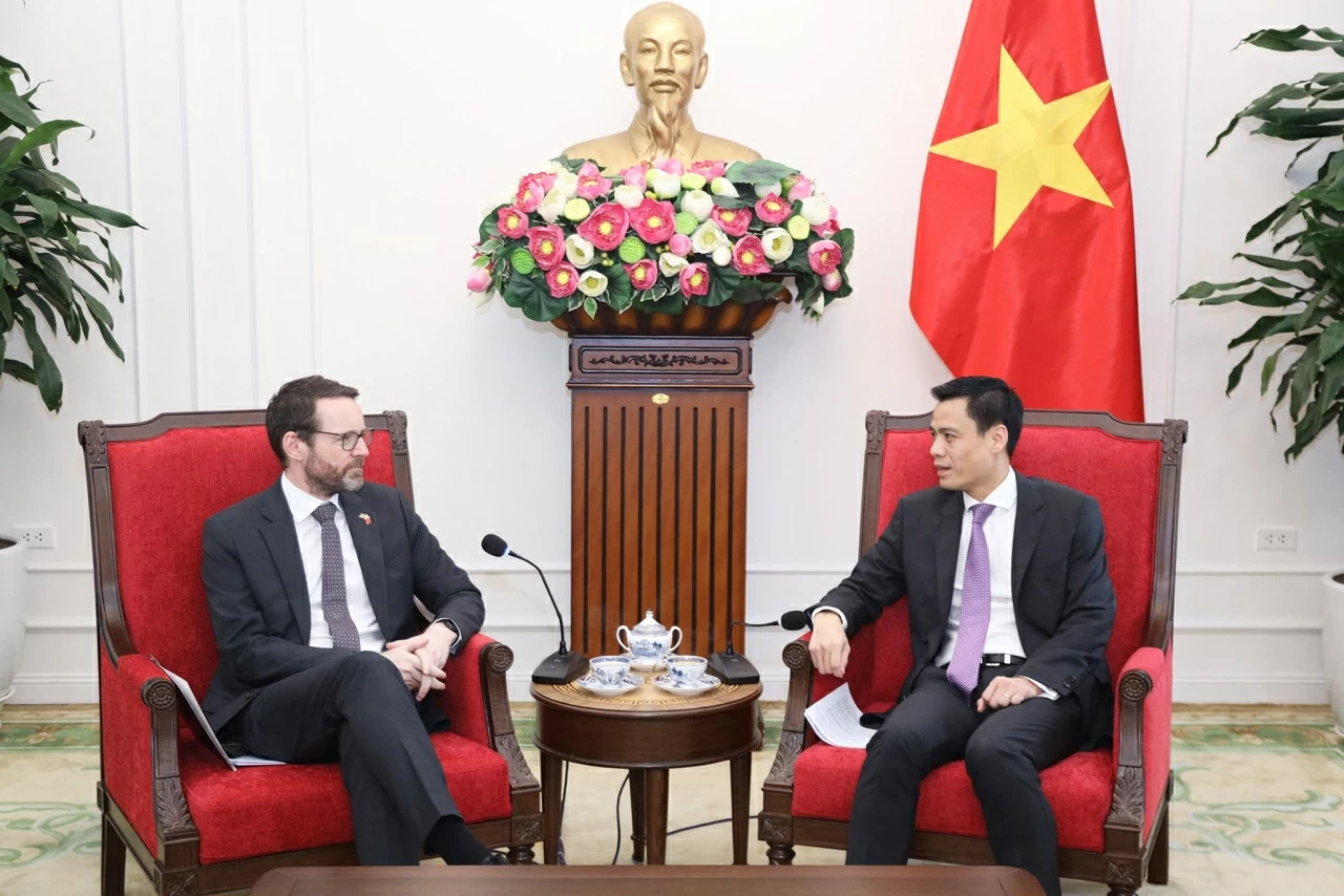 Deputy Minister Dang Hoang Giang meets with UK Ambassador Iain Frew to discuss ASEAN-UK cooperation