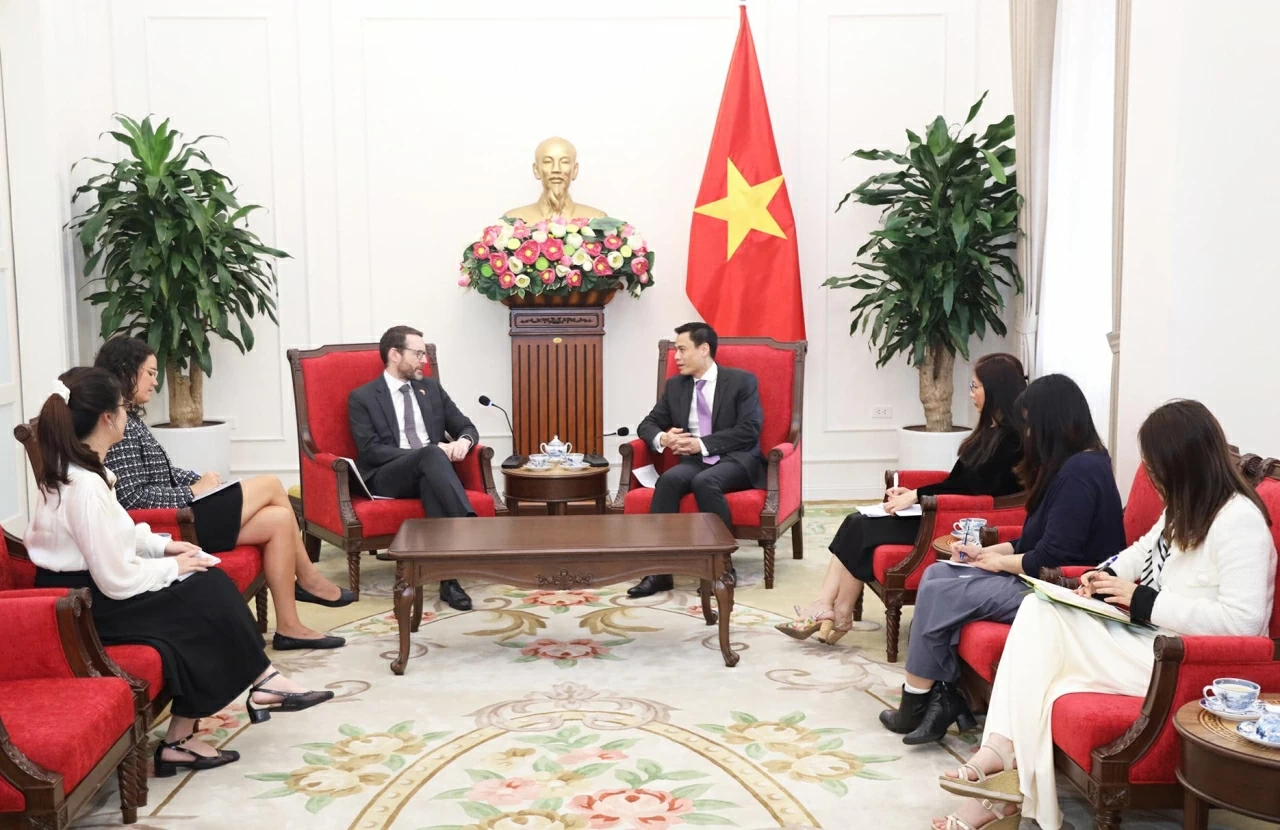 Deputy Minister Dang Hoang Giang meets with UK Ambassador Iain Frew to discuss ASEAN-UK cooperation
