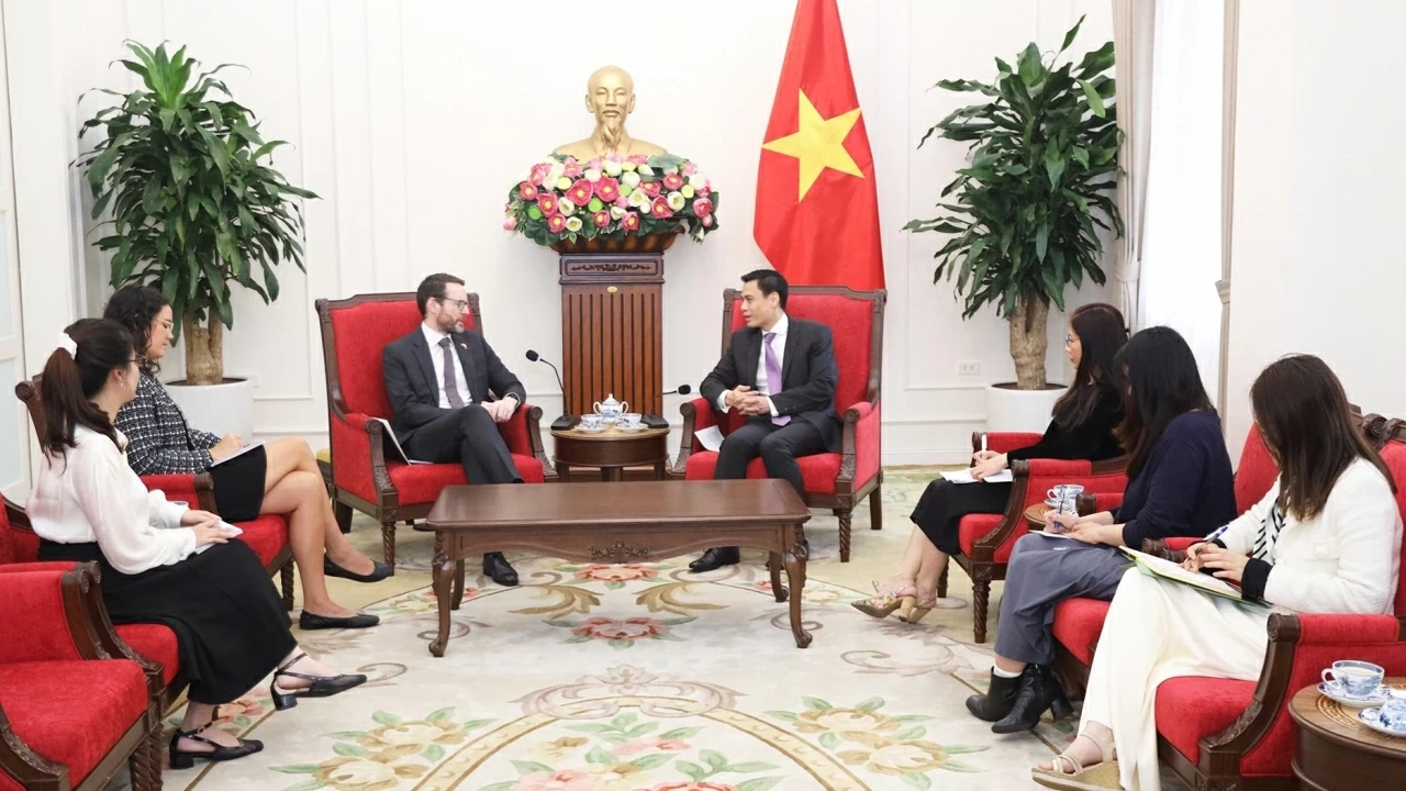 Deputy Minister Dang Hoang Giang meets with UK Ambassador Iain Frew to discuss ASEAN-UK cooperation