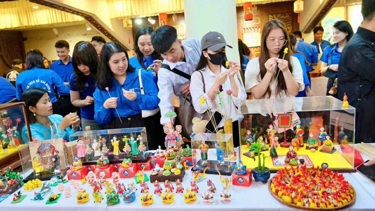 When youth join hands to spread national cultural values