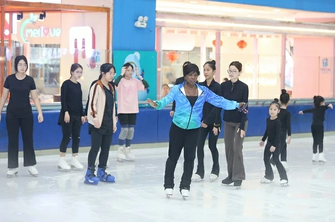 Legendary Surya Bonaly inspires young Vietnamese figure skaters