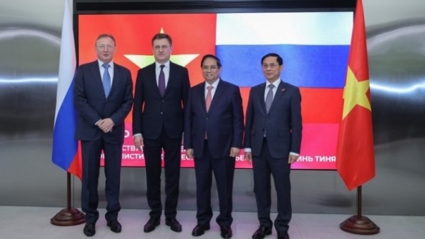 Prime Minister Pham Minh Chinh visits, works with Vietnam’s leading oil and gas partner in Russia