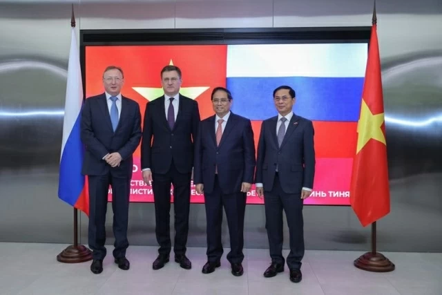 Prime Minister Pham Minh Chinh visits, works with Vietnam’s leading oil and gas partner in Russia