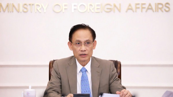 Foreign Minister Le Hoai Trung holds phone talks with Philippine Foreign Secretary Maria Theresa Lazaro