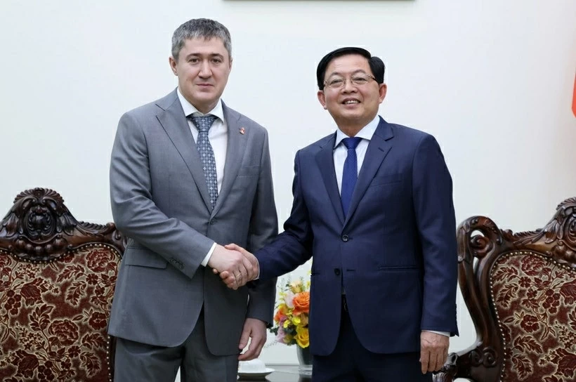 Deputy PM Ho Quoc Dung receives Governor Dmitry Makhonin of Russia’s Perm Krai