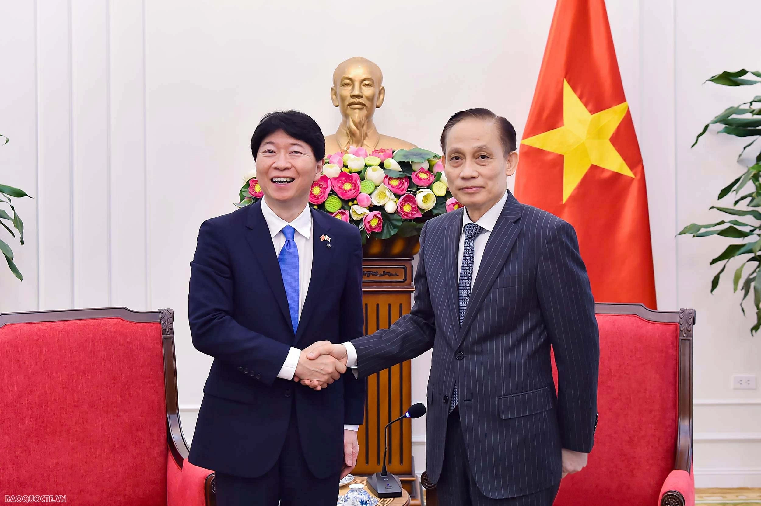 Politburo member, Foreign Minister Le Hoai Trung receives Governor of Japan’s Okayama Prefecture.