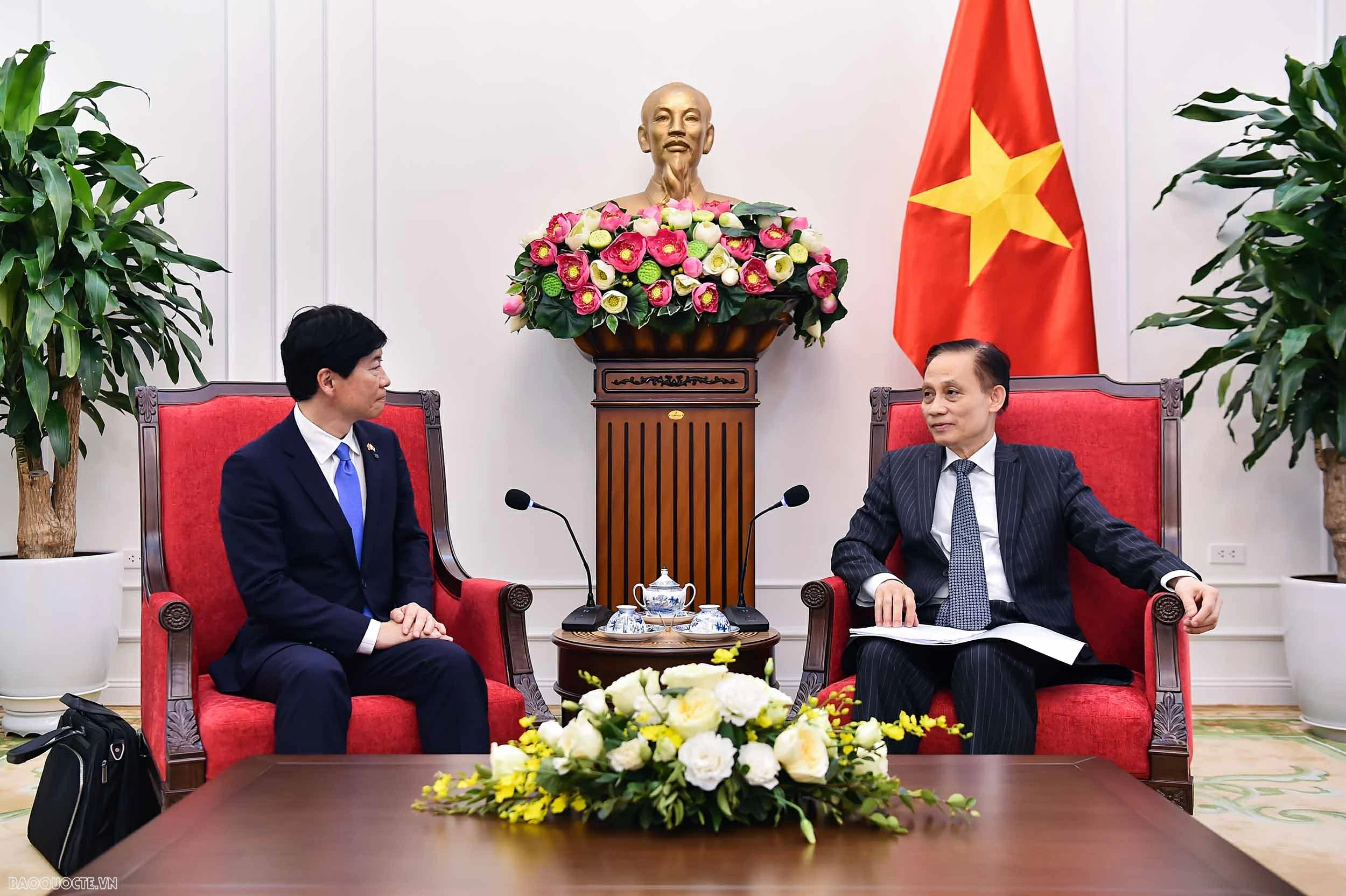 Politburo member, Foreign Minister Le Hoai Trung receives Governor of Japan’s Okayama Prefecture.