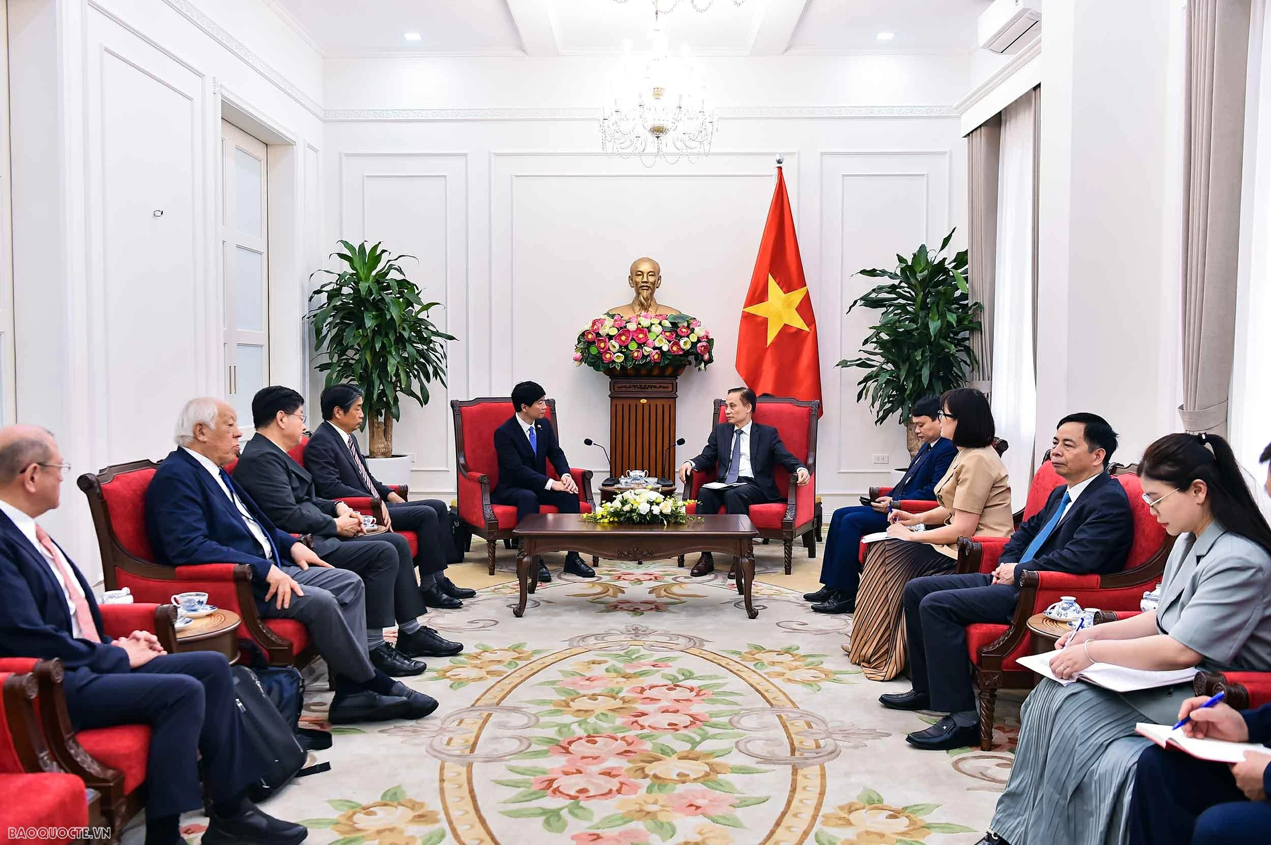 Politburo member, Foreign Minister Le Hoai Trung receives Governor of Japan’s Okayama Prefecture.