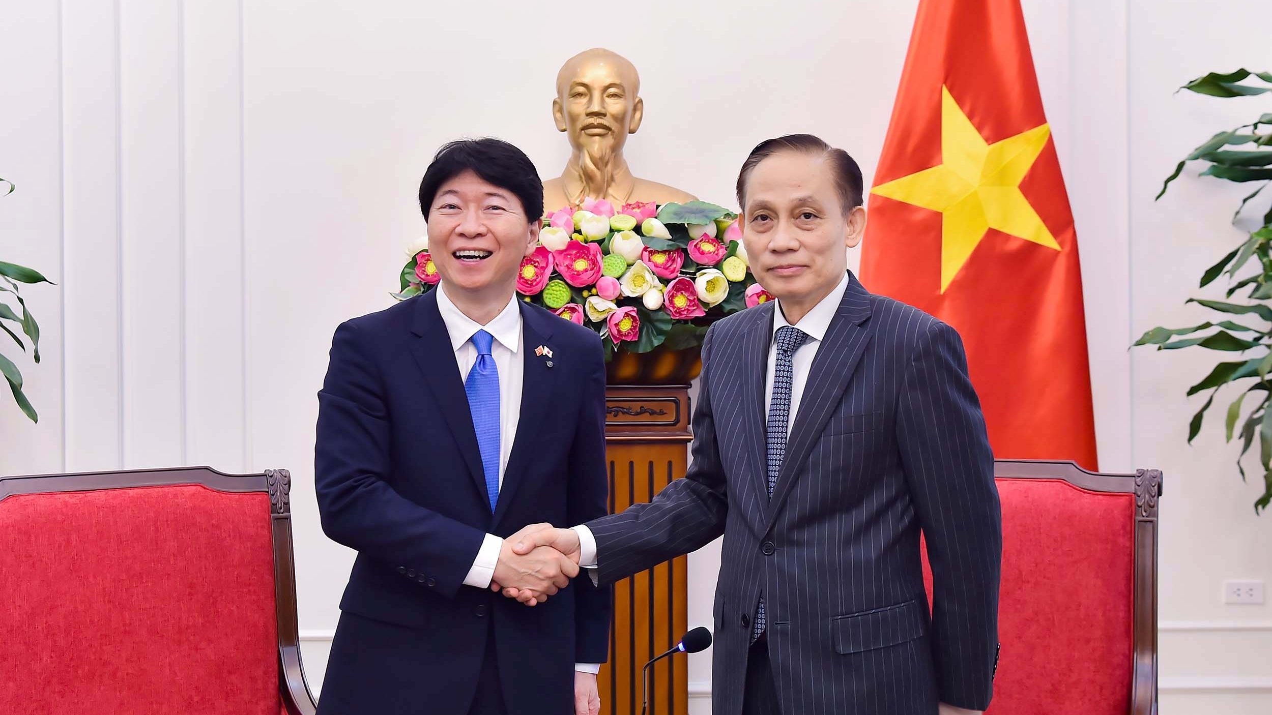 Politburo member, Foreign Minister Le Hoai Trung receives Governor of Japan’s Okayama Prefecture.