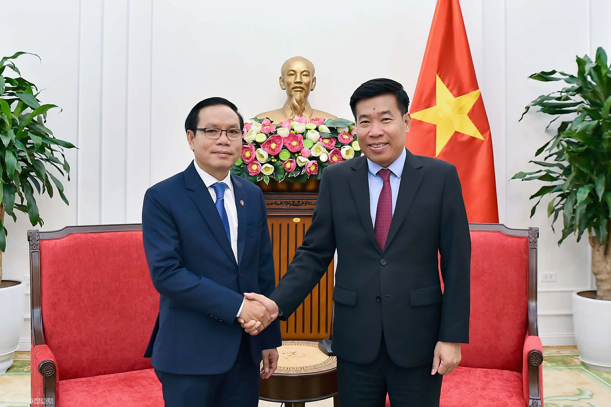 Party Central Committee Member, Deputy Foreign Minister Nguyen Manh Cuong meets with Lao Deputy Foreign Minister