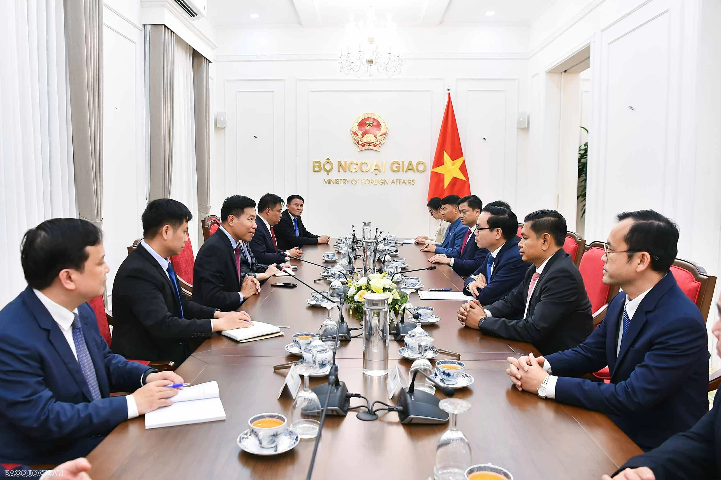 Party Central Committee Member, Deputy Foreign Minister Nguyen Manh Cuong meets with Lao Deputy Foreign Minister