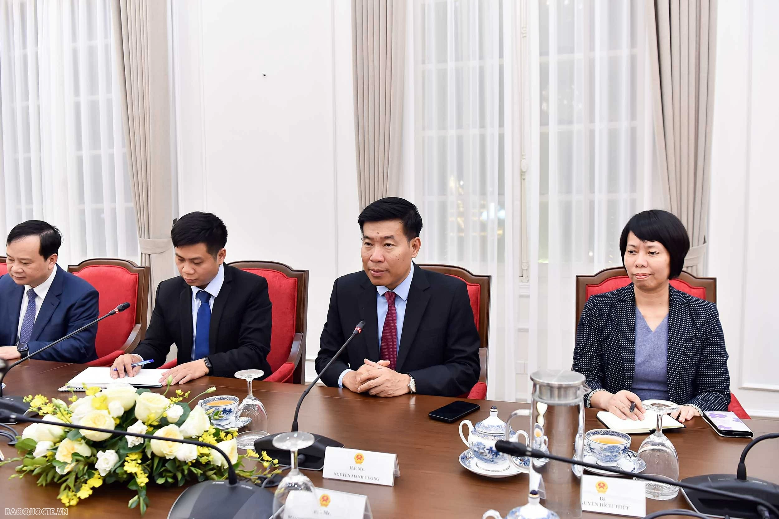 Party Central Committee Member, Deputy Foreign Minister Nguyen Manh Cuong meets with Lao Deputy Foreign Minister