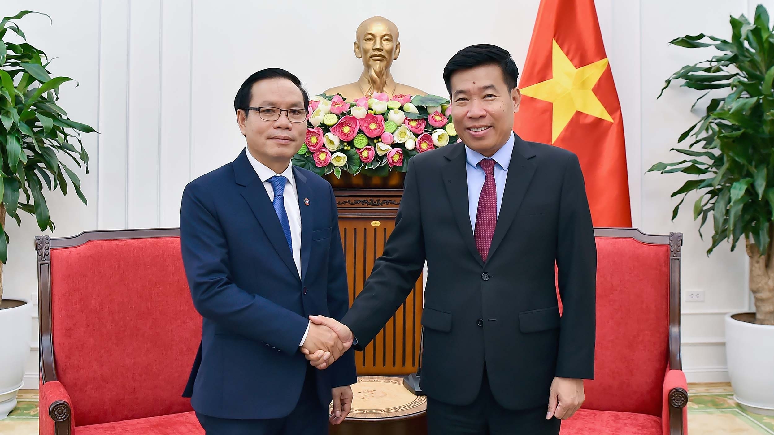Party Central Committee Member, Deputy Foreign Minister Nguyen Manh Cuong meets with Lao Deputy Foreign Minister