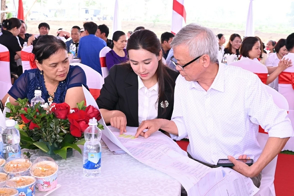 Không khí tư vấn diễn ra sôi nổi khi đội ngũ kinh doanh liên tục hỗ trợ, giải đáp và chốt giao dịch cùng khách hàng.
