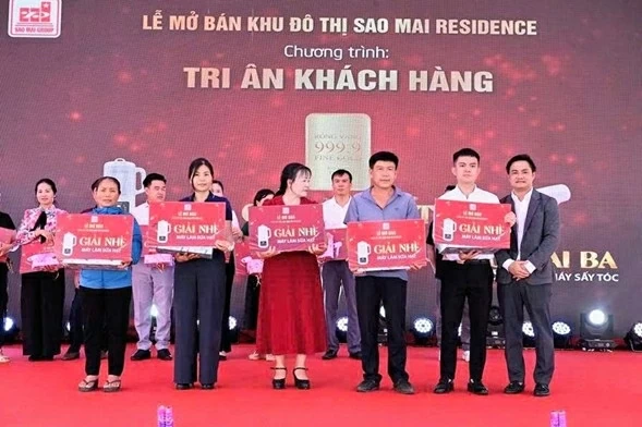 Ông Lê Quốc Trường - Tổng Giám đốc Công ty CP Đầu tư tài chính và Truyền thông Quốc tế MIF trao giải cho các khách hàng may mắn tại lễ mở bán. Ông Lê Quốc Trường - Tổng Giám đốc Công ty CP Đầu tư tài chính và Truyền thông Quốc tế MIF trao giải cho các khách hàng may mắn tại lễ mở bán.
