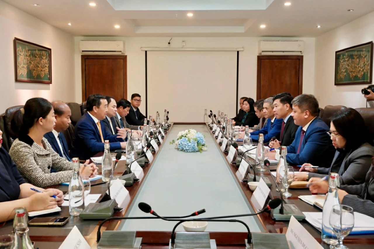 Party Central Committee Member, Deputy Foreign Minister Nguyen Manh Cuong visits Cambodia