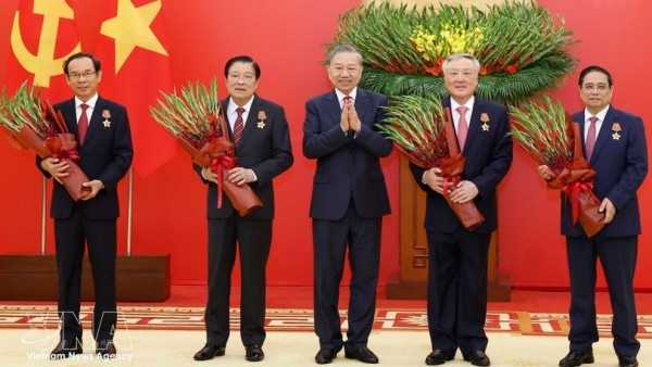 Party General Secretary To Lam presents elite honours to incumbent, former leaders