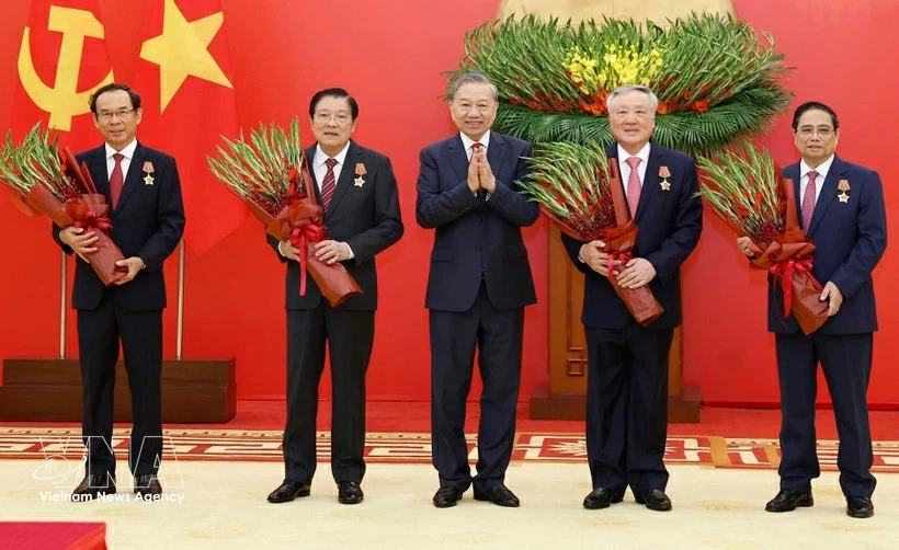 Party General Secretary To Lam presents elite honours to incumbent, former leaders