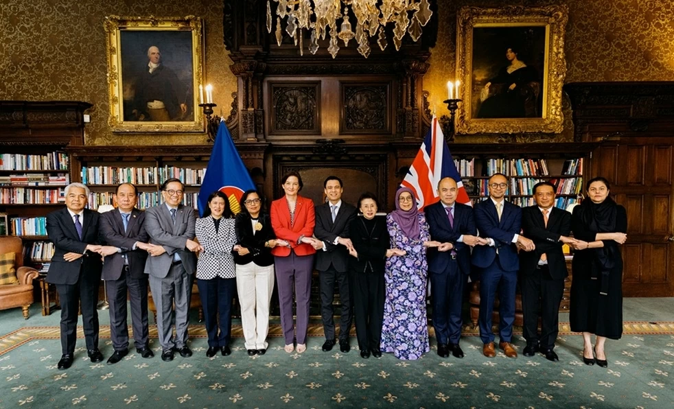 Deputy FM Dang Hoang Giang co-chairs ASEAN-UK Senior Officials' Meeting at Wilton Park Deputy FM Dang Hoang Giang co-chairs ASEAN-UK Senior Officials' Meeting at Wilton Park