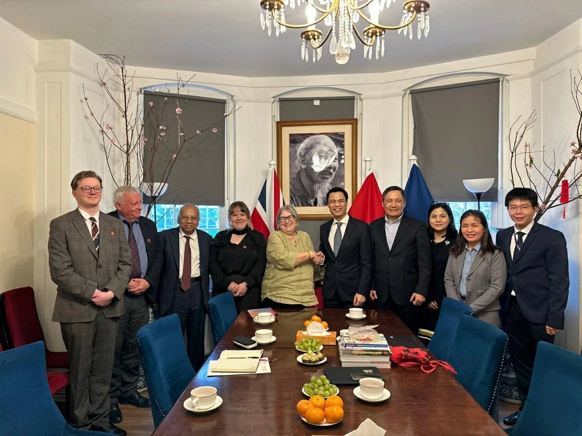 Deputy FM Dang Hoang Giang co-chairs ASEAN-UK Senior Officials' Meeting at Wilton Park Deputy FM Dang Hoang Giang co-chairs ASEAN-UK Senior Officials' Meeting at Wilton Park