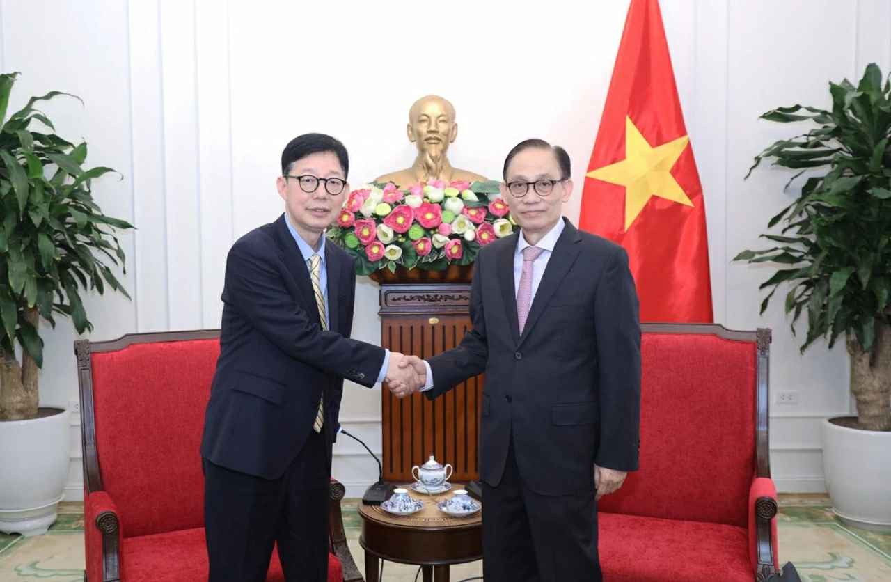 Politburo Member, FM Le Hoai Trung receives RoK First Vice Foreign Minister Park Joon Yoo