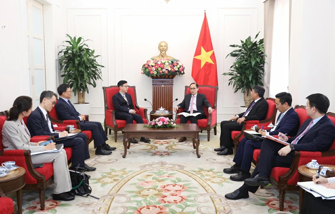 Politburo Member, FM Le Hoai Trung receives RoK First Vice Foreign Minister Park Joon Yoo