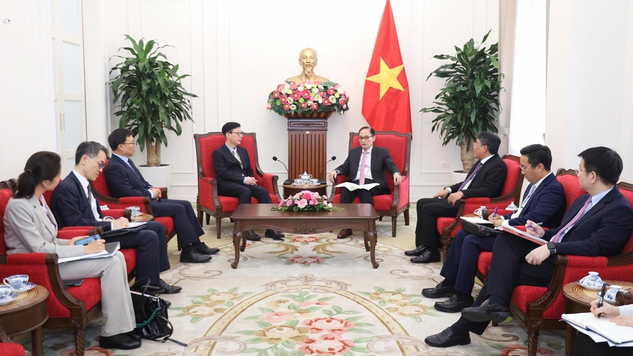 Politburo Member, FM Le Hoai Trung receives RoK First Vice Foreign Minister Park Joon Yoo