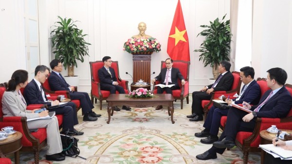 Politburo Member, FM Le Hoai Trung receives RoK First Vice Foreign Minister Park Joon Yoo