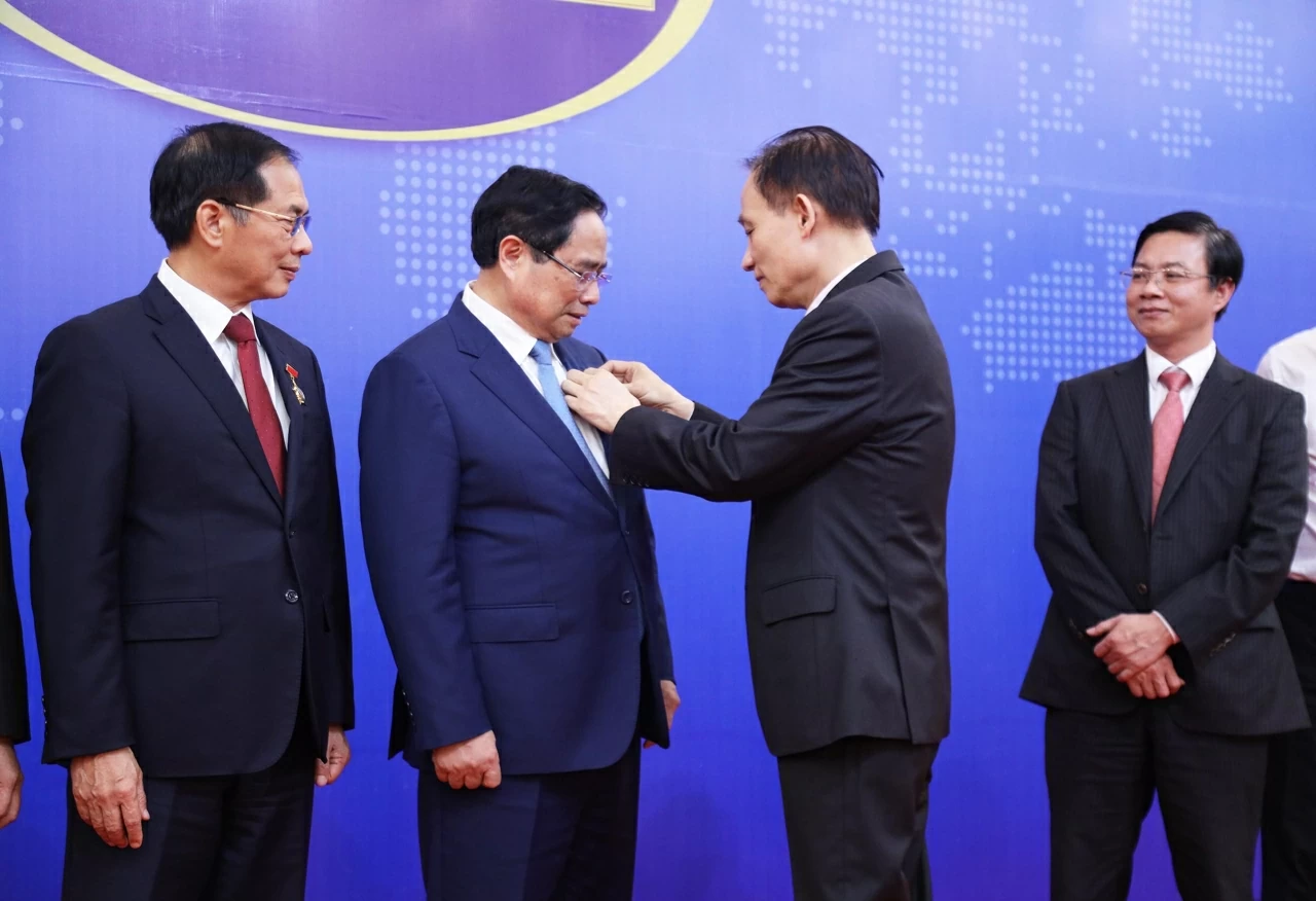 Foreign Minister Le Hoai Trung presents Commemorative Medal “For the Cause of Vietnam’s Diplomacy” to Prime Minister Pham Minh Chinh