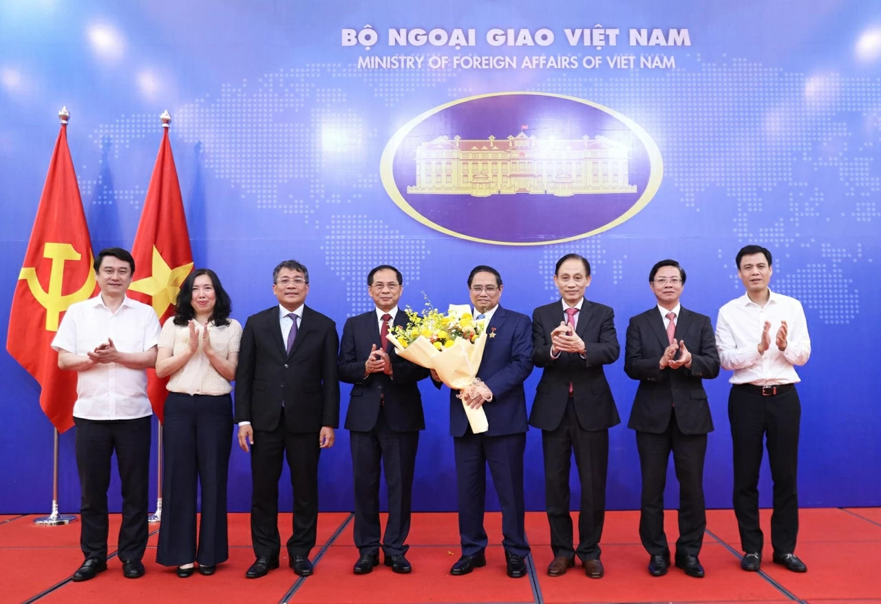 Foreign Minister Le Hoai Trung presents Commemorative Medal “For the Cause of Vietnam’s Diplomacy” to Prime Minister Pham Minh Chinh