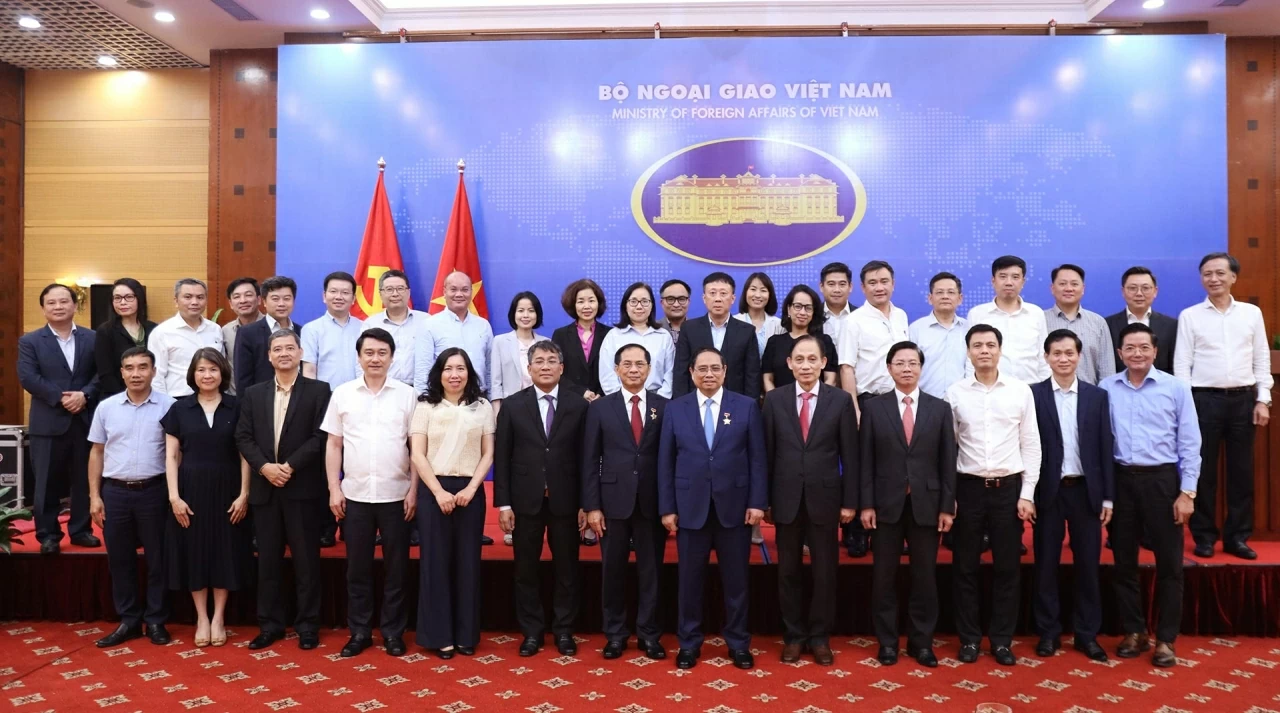 Foreign Minister Le Hoai Trung presents Commemorative Medal “For the Cause of Vietnam’s Diplomacy” to Prime Minister Pham Minh Chinh