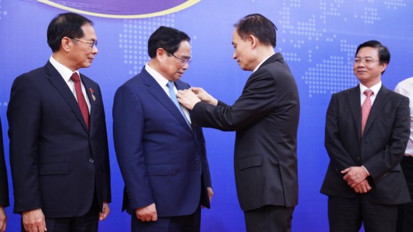 Foreign Minister Le Hoai Trung presents Commemorative Medal “For the Cause of Vietnam’s Diplomacy” to Prime Minister Pham Minh Chinh