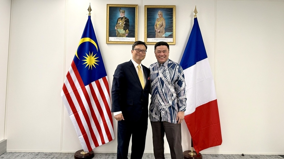 Ambassador Trinh Duc Hai pays courtesy calls on Cambodian and Malaysian Ambassadors in France